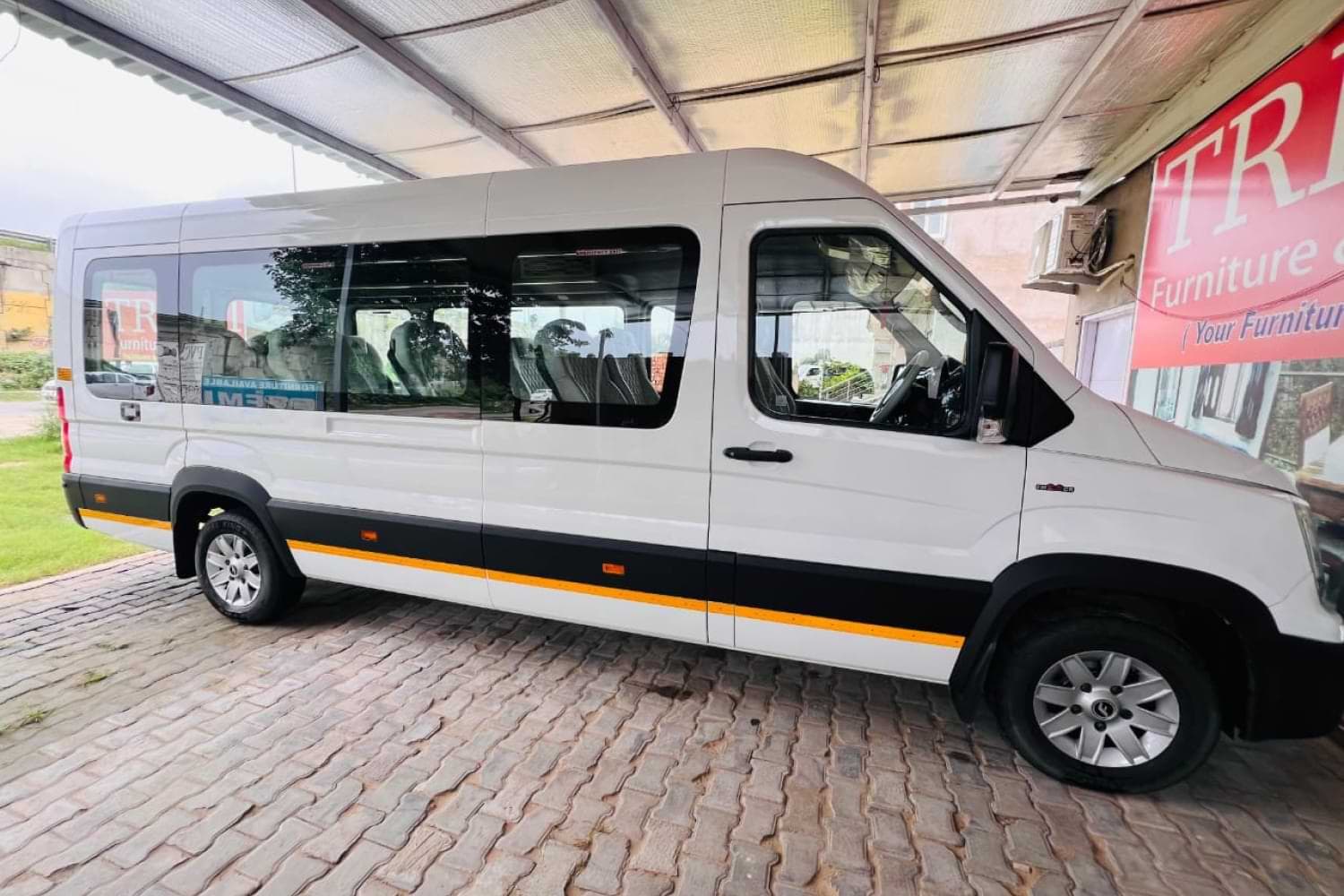 10 Seater Luxury Force Urbania Rental Van in Jaipur Taxi Service 10 Seater Force Urbania Jaipur