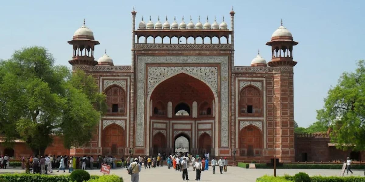 Visit Buland Darwaza at Fatehpur Sikri on Agra Day Trip Fatehpur Sikri Day Trip