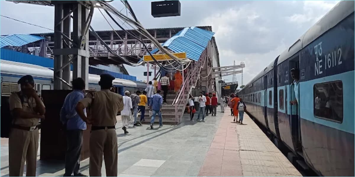 Passengers and Security at Jaipur Junction Railway Station Jaipur Railway Station Platform